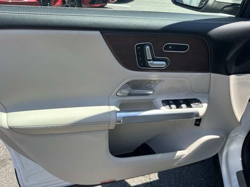 Used 2023 Mercedes-Benz GLB 250 4MATIC w/ Premium Package image 18