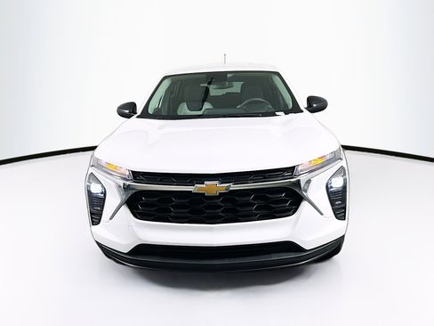 Used 2025 Chevrolet Trax LS image 2