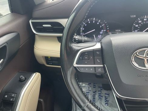 Used 2020 Toyota Highlander XLE AWD/4WD image 50