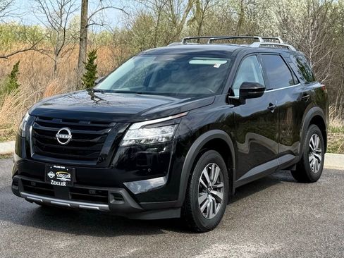 Certified 2024 Nissan Pathfinder SL w/ Black Appearance Package AWD/4WD image 3