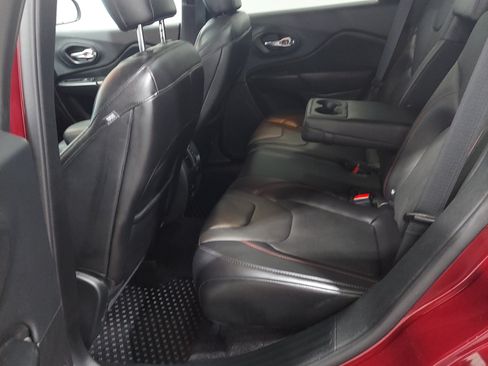 Used 2019 Jeep Cherokee Trailhawk AWD/4WD image 15