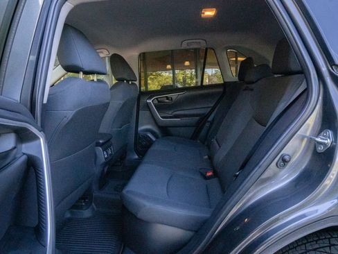 Used 2021 Toyota RAV4 LE AWD/4WD image 16