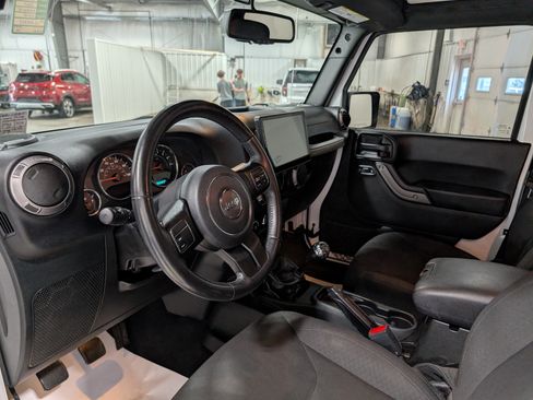 Used 2018 Jeep Wrangler Sport AWD/4WD image 14
