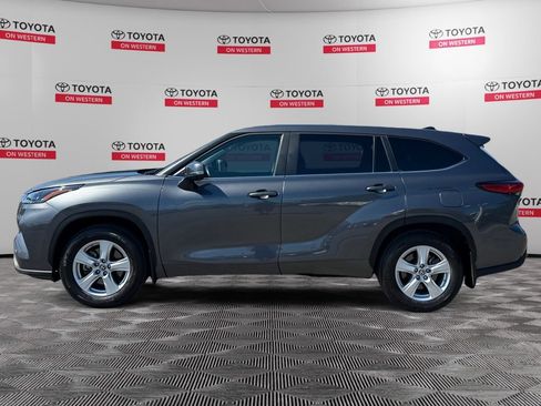 Used 2023 Toyota Highlander LE FWD image 8
