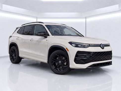 Used 2025 Volkswagen Tiguan SE R-Line AWD/4WD image 2