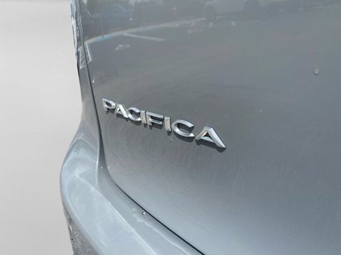 Used 2023 Chrysler Pacifica Touring-L FWD image 31