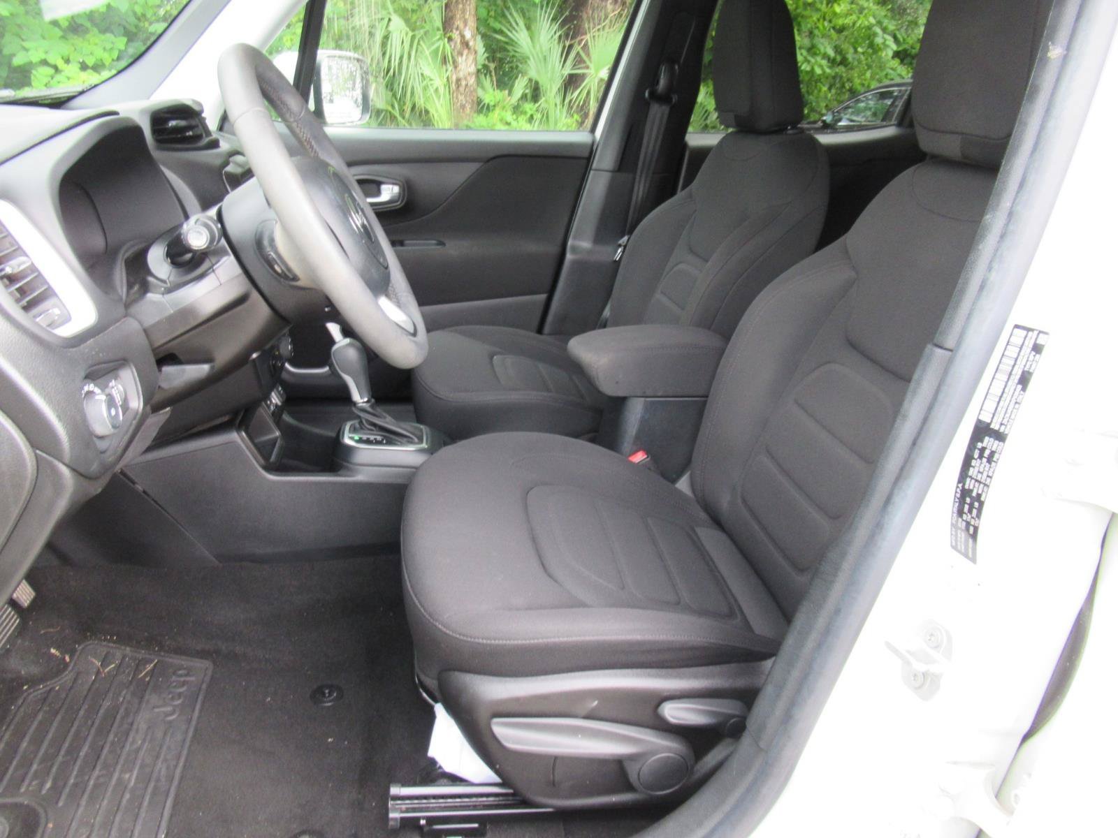 Used 2019 Jeep Renegade Latitude FWD image 18
