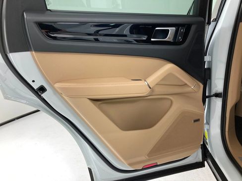 Certified 2023 Porsche Cayenne AWD/4WD image 16