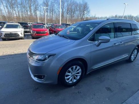 Used 2019 Chrysler Pacifica Touring-L image 4