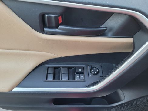 Used 2019 Toyota RAV4 LE image 31