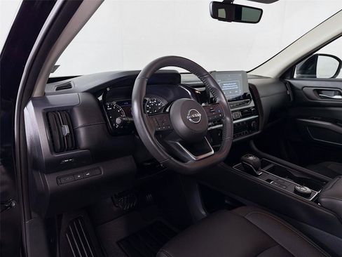 Used 2025 Nissan Pathfinder SL AWD/4WD image 9