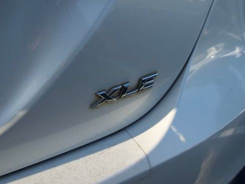 Used 2018 Toyota Camry XLE FWD image 7