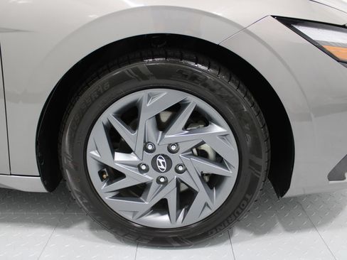 Used 2024 Hyundai Elantra SEL FWD image 5