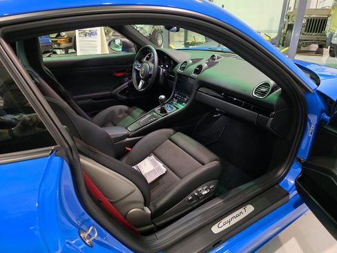 Used 2023 Porsche 718 Cayman w/ Premium Package RWD image 80