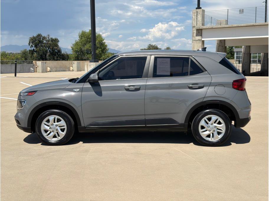Used 2022 Hyundai Venue SE FWD image 4