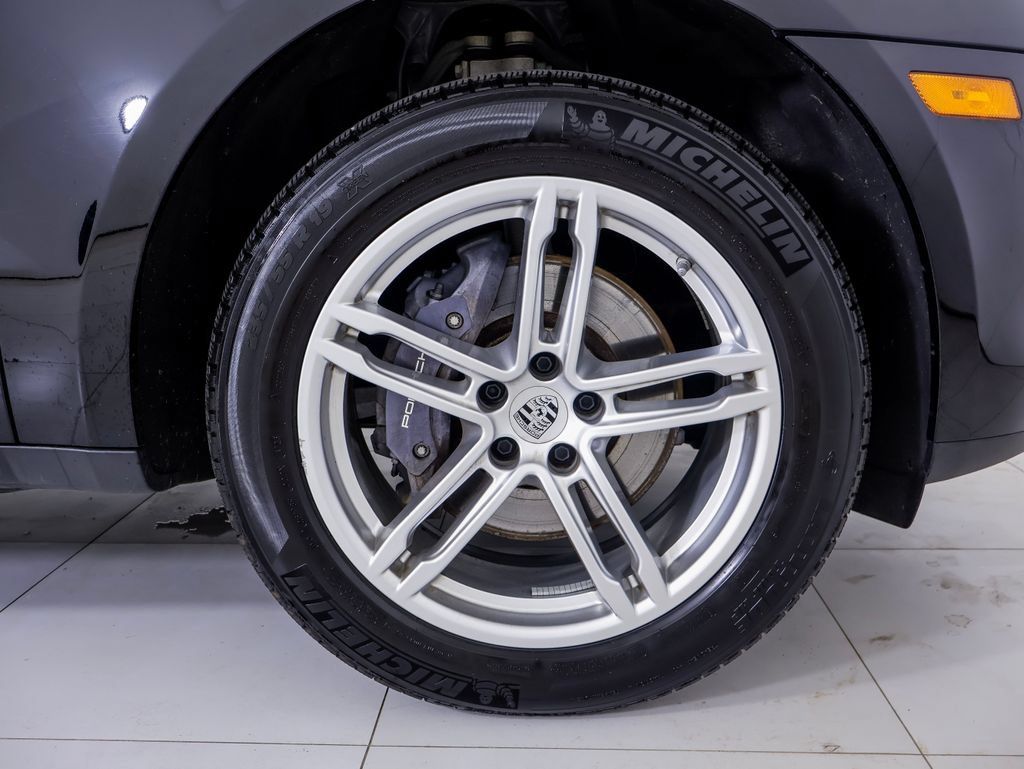 Certified 2024 Porsche Macan AWD/4WD image 32