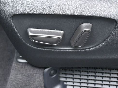 Used 2025 Toyota Sienna LE w/ LE Plus Package image 10