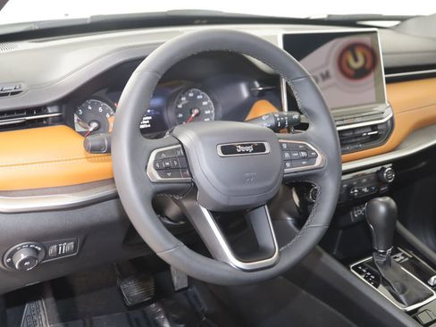 Used 2025 Jeep Compass Limited image 6