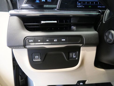 Used 2023 Cadillac Escalade Premium Luxury AWD/4WD image 14