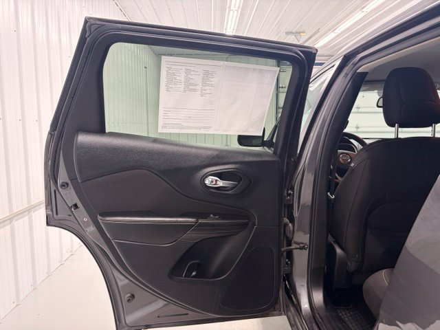Used 2015 Jeep Cherokee Latitude w/ Cold Weather Group AWD/4WD image 12