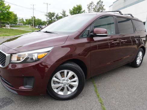 Used 2018 Kia Sedona LX w/ LX Essentials Premium Package FWD image 3