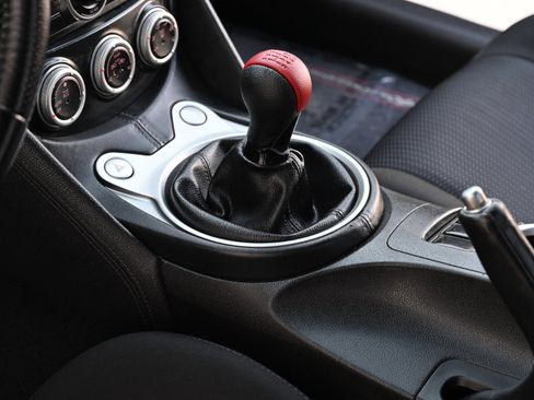 Used 2010 Nissan 370Z Coupe image 17