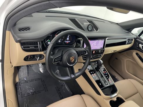 Used 2025 Porsche Macan image 4