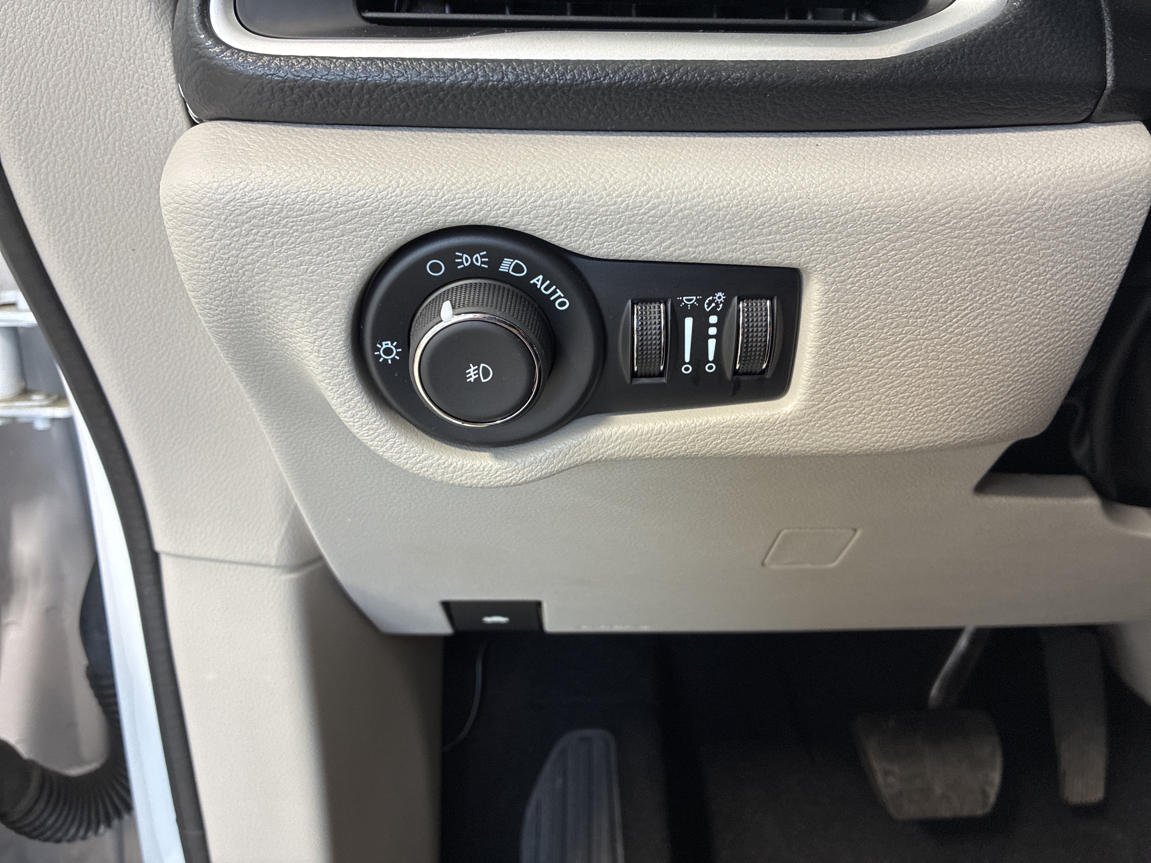 Certified 2024 Chrysler Pacifica Touring-L w/ Uconnect Theater Family Group AWD/4WD image 24