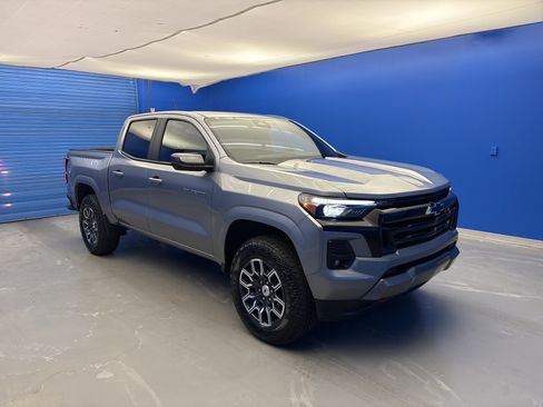 Used 2025 Chevrolet Colorado Z71 AWD/4WD image 2