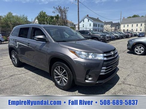 Used 2018 Toyota Highlander XLE AWD/4WD image 2