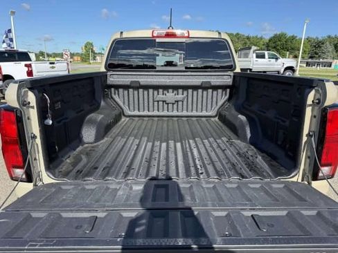 Used 2023 Chevrolet Colorado Z71 w/ Z71 Convenience Package 2 AWD/4WD image 7