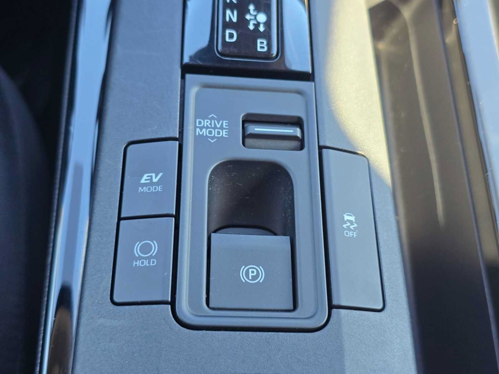 Certified 2025 Toyota Prius LE FWD image 29