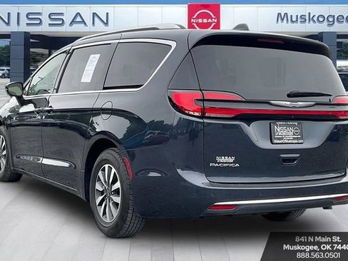 Used 2021 Chrysler Pacifica Touring-L FWD image 4