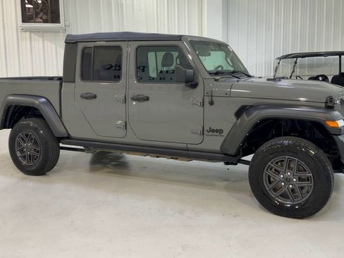 Used 2022 Jeep Gladiator Sport w/ Trailer Tow Package image 3