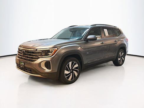 Used 2024 Volkswagen Atlas SE image 3