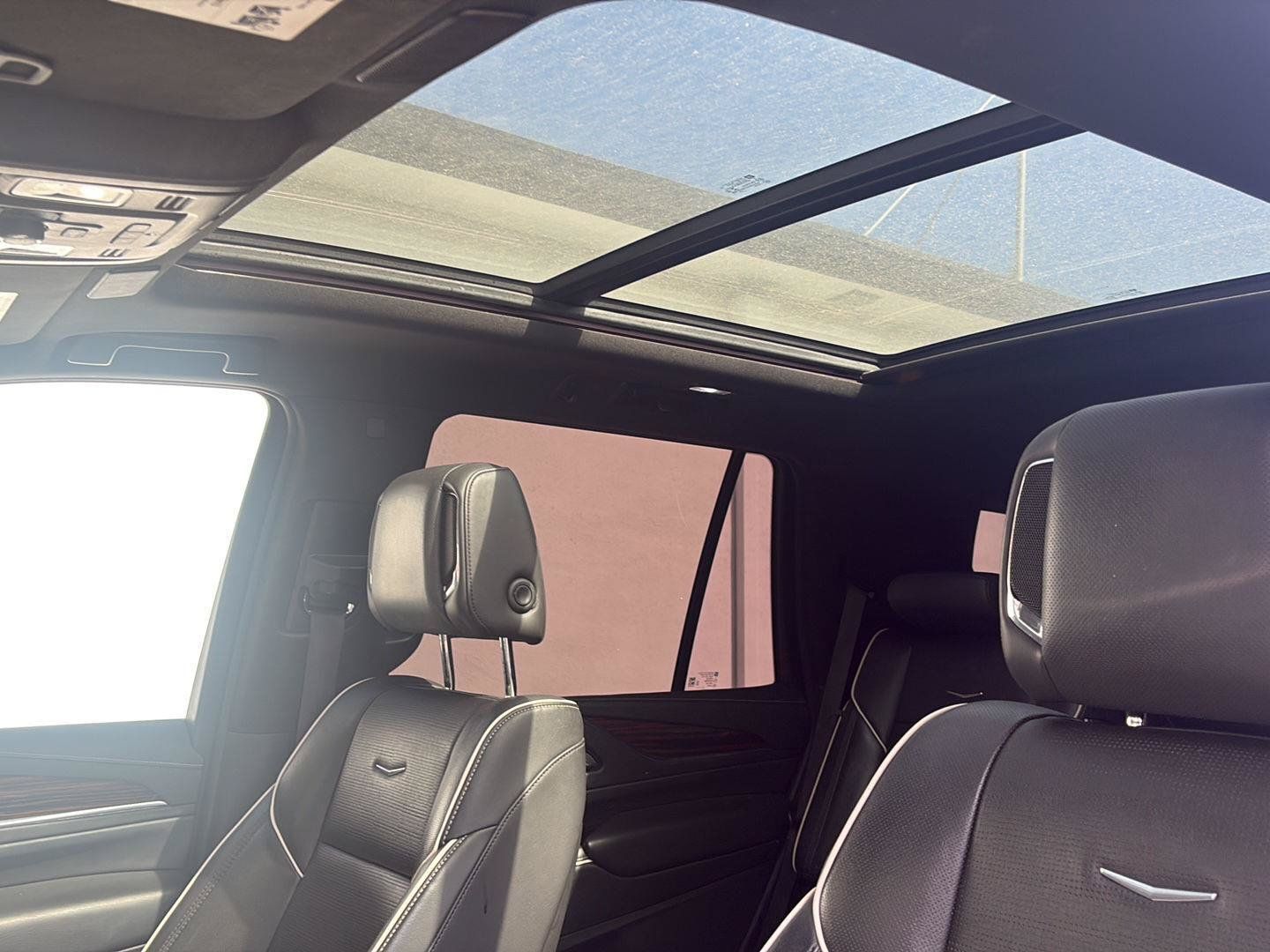 Used 2023 Cadillac Escalade Premium Luxury AWD/4WD image 19