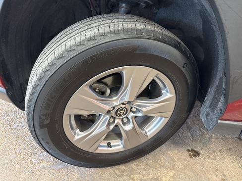 Used 2023 Toyota RAV4 XLE w/ Convenience Package image 4