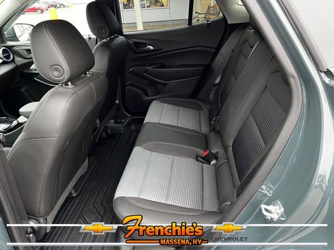 Used 2025 Chevrolet Trax LT w/ LT Convenience Package FWD image 7