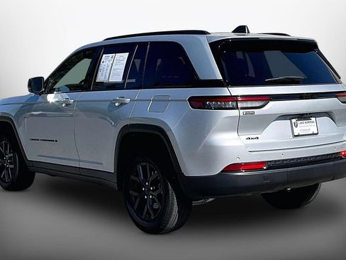 Used 2025 Jeep Grand Cherokee Altitude AWD/4WD image 6