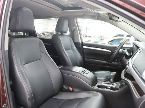 Used 2018 Toyota Highlander XLE AWD/4WD image 30