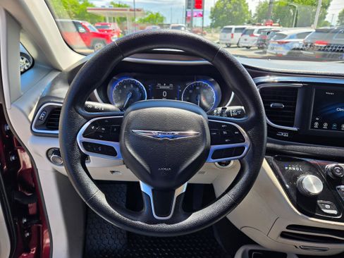 Used 2020 Chrysler Voyager LX FWD image 6