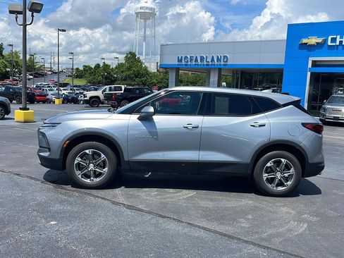 Used 2025 Chevrolet Blazer LT AWD/4WD image 2