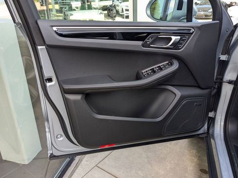 Used 2025 Porsche Macan image 13