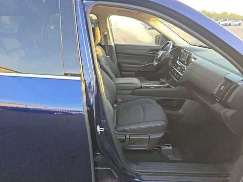 Used 2025 Nissan Pathfinder SV FWD image 14
