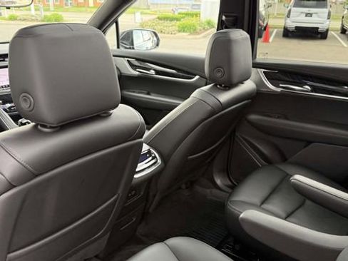 Used 2022 Cadillac XT6 Premium Luxury w/ Technology Package AWD/4WD image 31