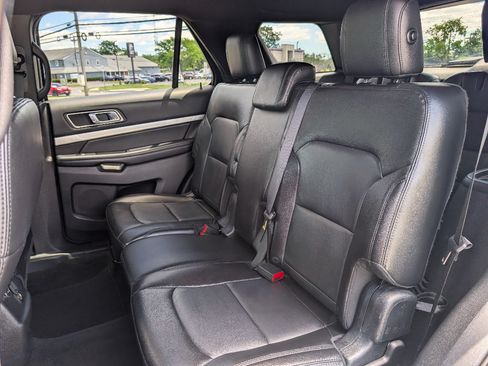 Used 2017 Ford Explorer XLT w/ Equipment Group 202A AWD/4WD image 18
