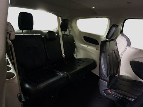 Used 2023 Chrysler Pacifica Touring-L FWD image 19