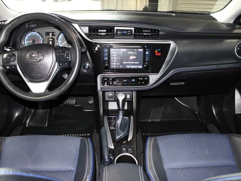 Used 2018 Toyota Corolla SE w/ SE Premium Package FWD image 11
