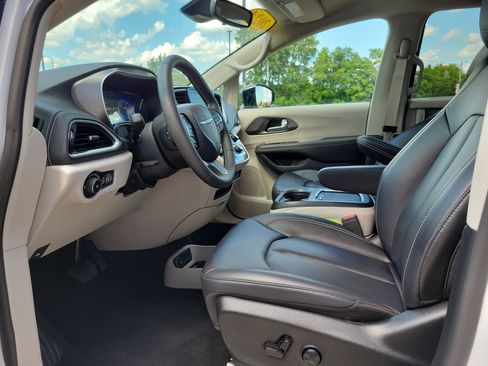 Used 2024 Chrysler Pacifica Touring-L w/ Road Tripper Package FWD image 7