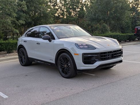 Used 2025 Porsche Cayenne GTS AWD/4WD image 2